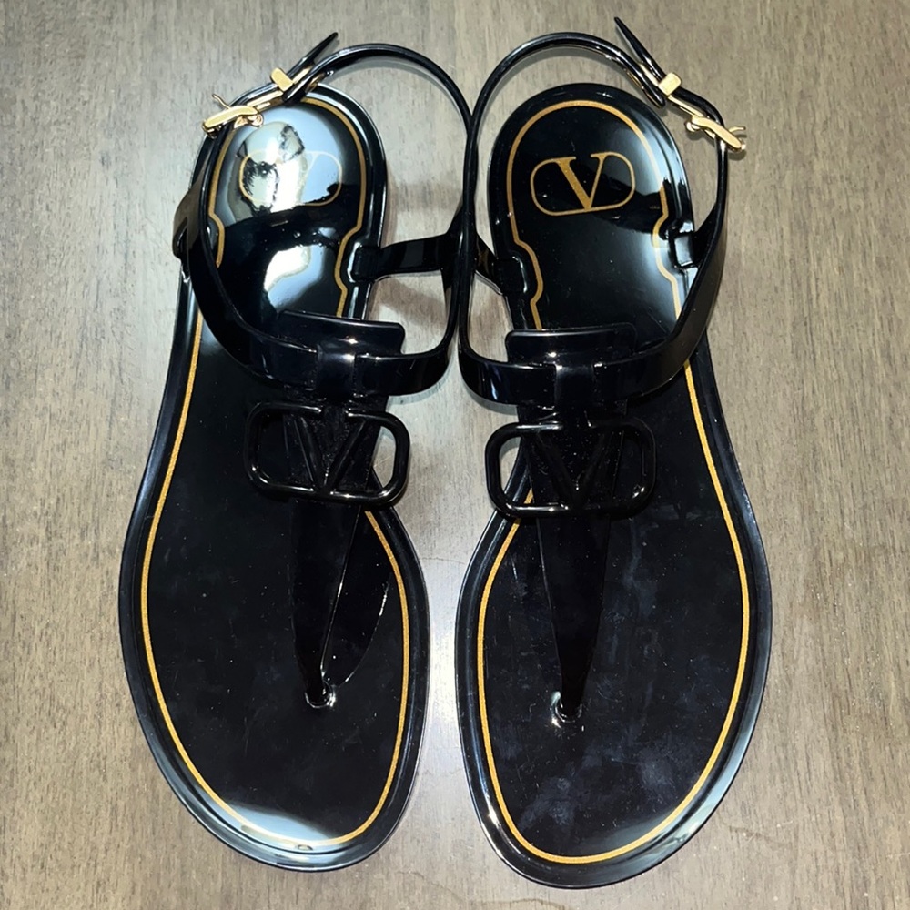 NEW VALENTINO THONG SANDALS! Black sandals never worn with the tags still on!
